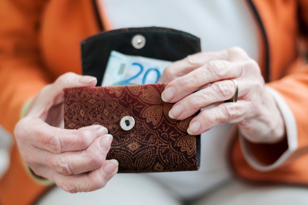 Die Frau übergab dem Betrüger 10.000 Euro in bar und eine Schmuckkassette (Symbolbild).