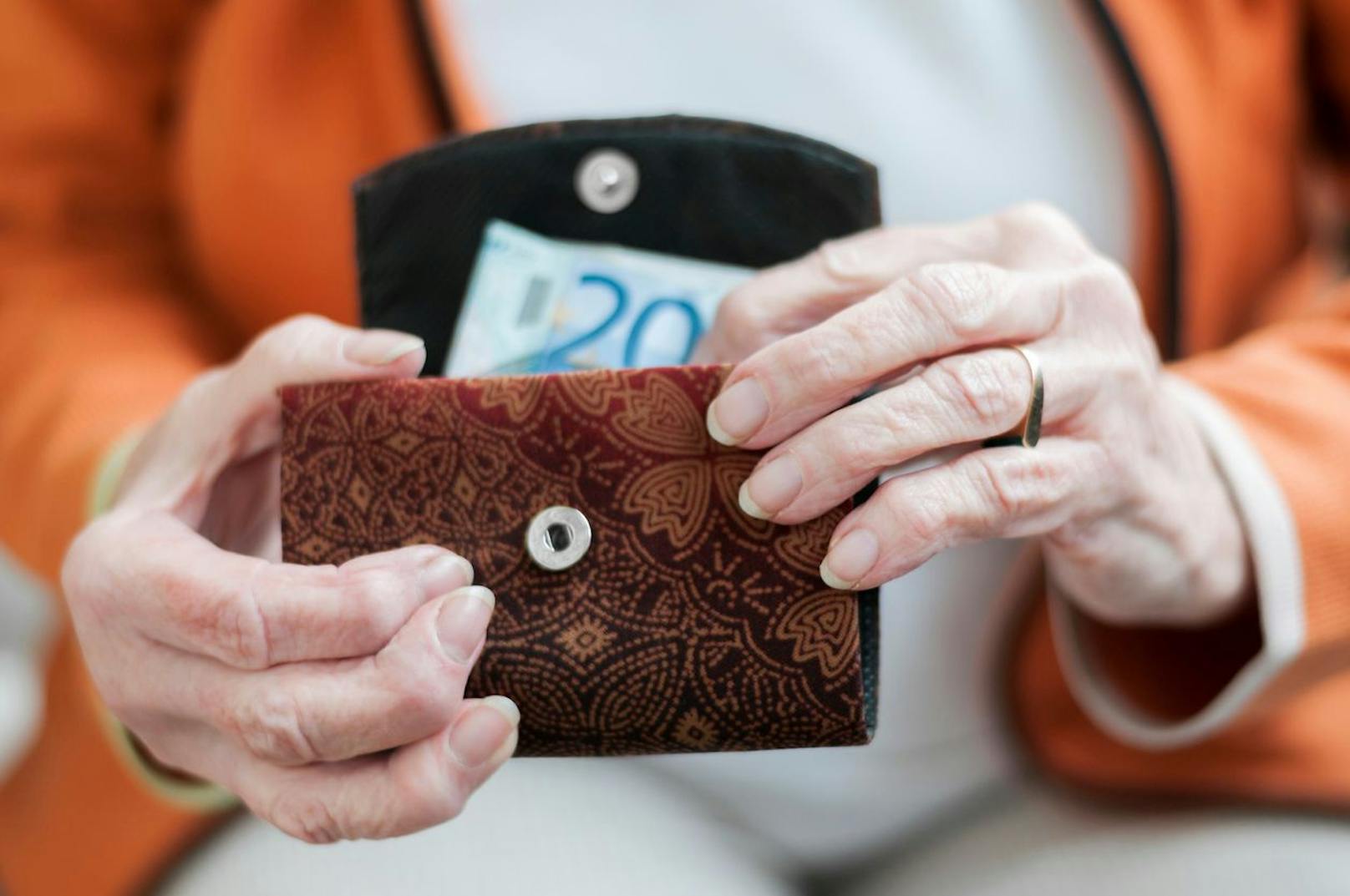 102-Jährige um mehr als 10.000 Euro betrogen