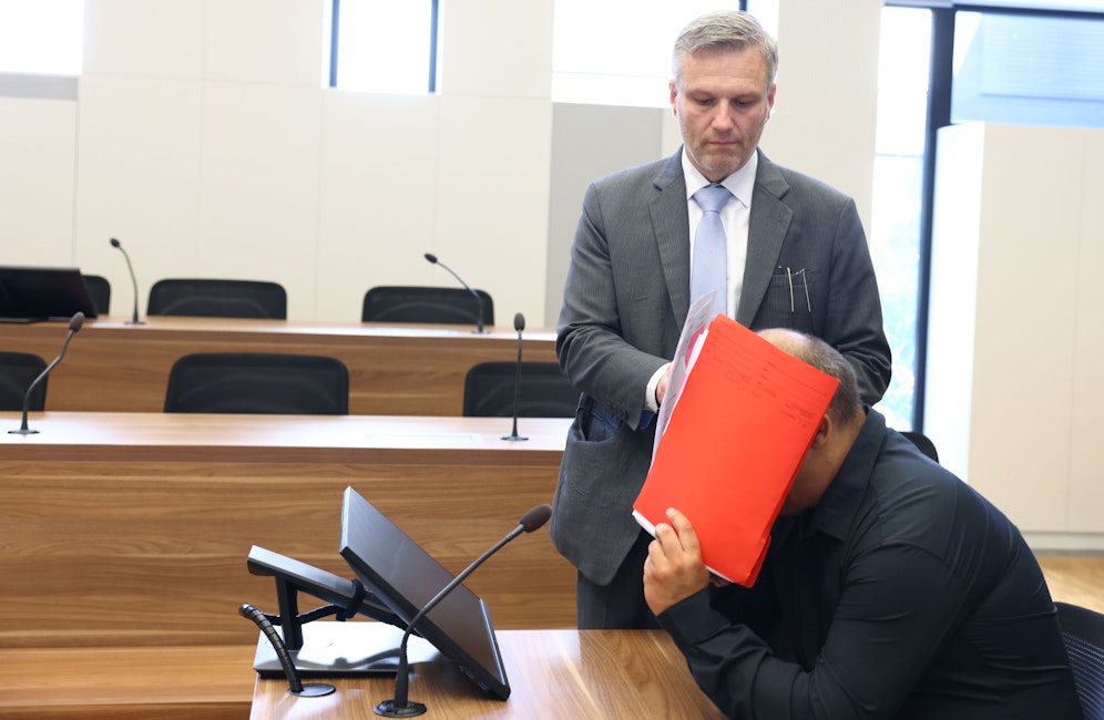 Anwalt Manfred Arbacher-Stöger mit dem Angeklagten