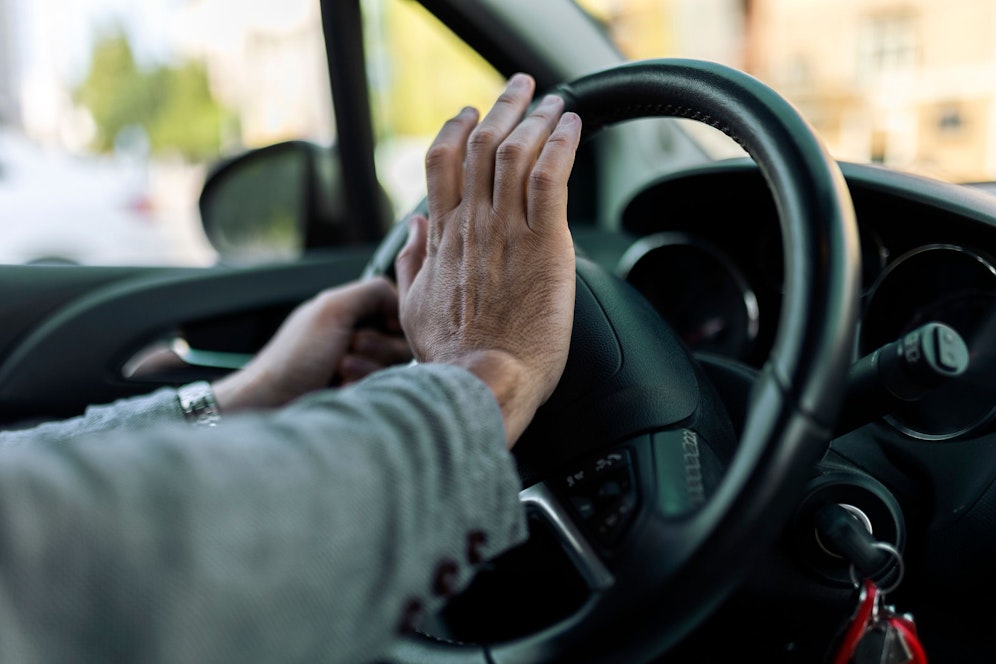 Per Lichthupe erreichte der vermeintliche Polizist, dass ein 61-jähriger Linzer anhielt, (Symbolbild)