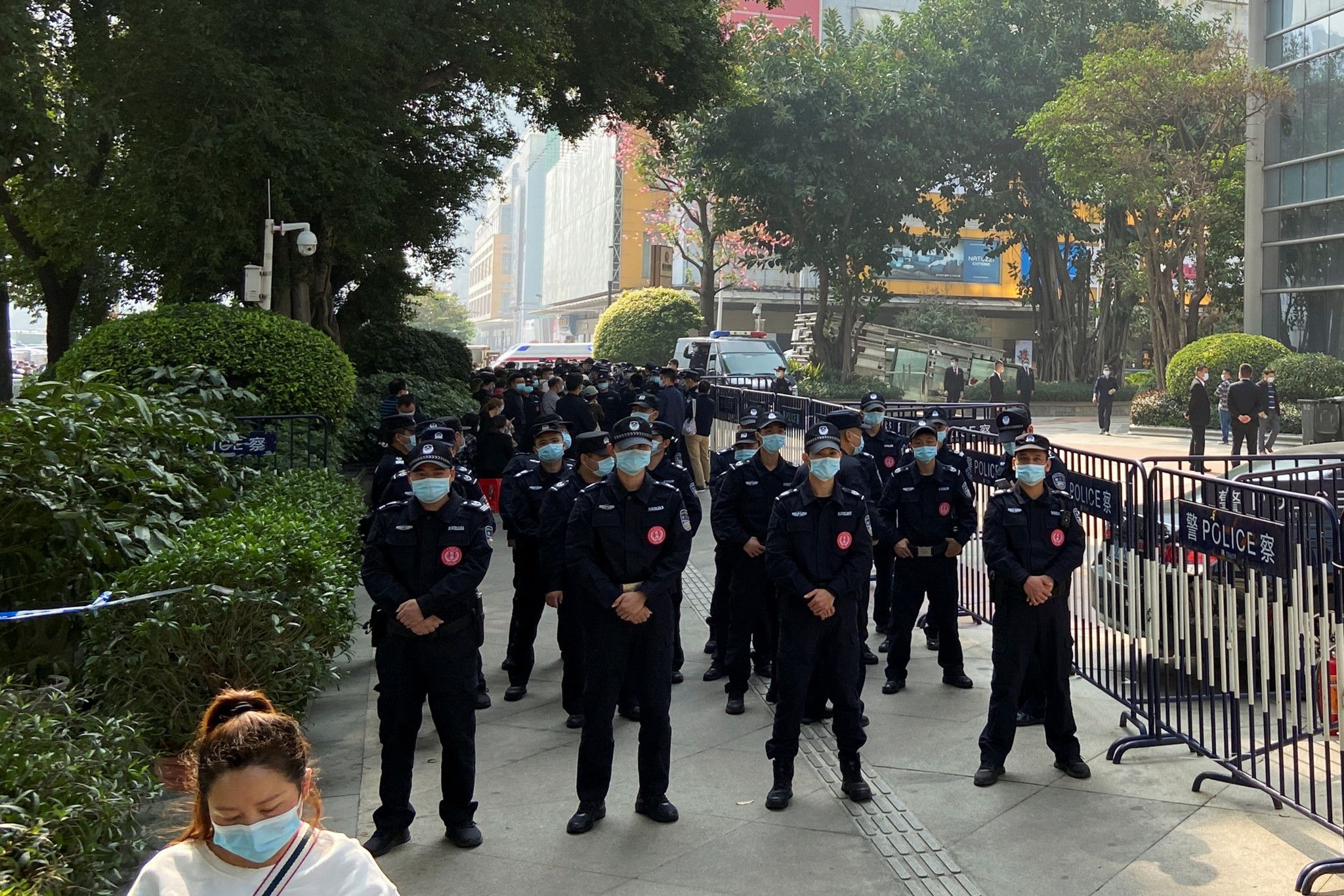 Der chinesische Immobiliengigant Evergrande ist hoch verschuldet. Polizisten bewachten den Hauptsitz der Firma bereits im Frühjahr während einer Demonstration.