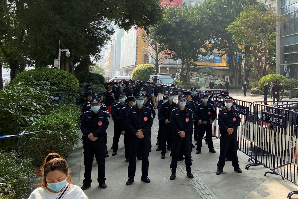 Der chinesische Immobiliengigant Evergrande ist hoch verschuldet. Polizisten bewachten den Hauptsitz der Firma bereits im Frühjahr während einer Demonstration.