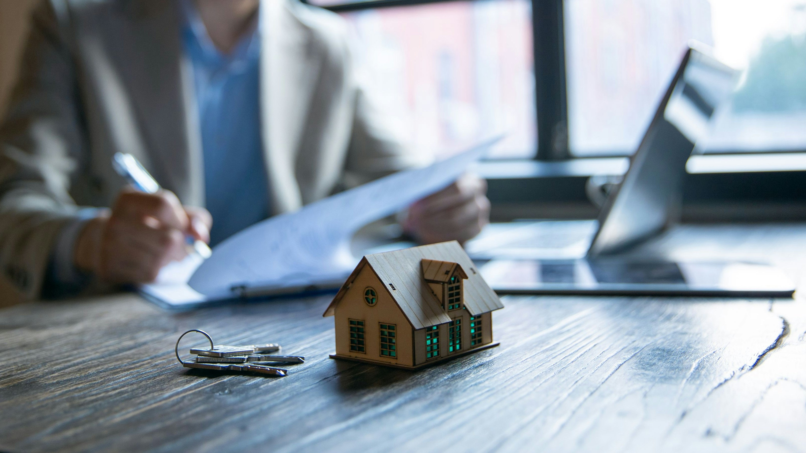 Sign a house sale agreement