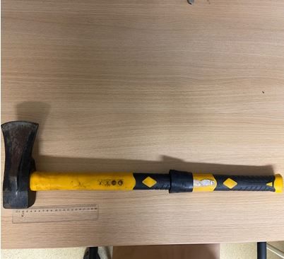 Die Beamten konnten die Tatwaffe, eine Axt, sicherstellen.