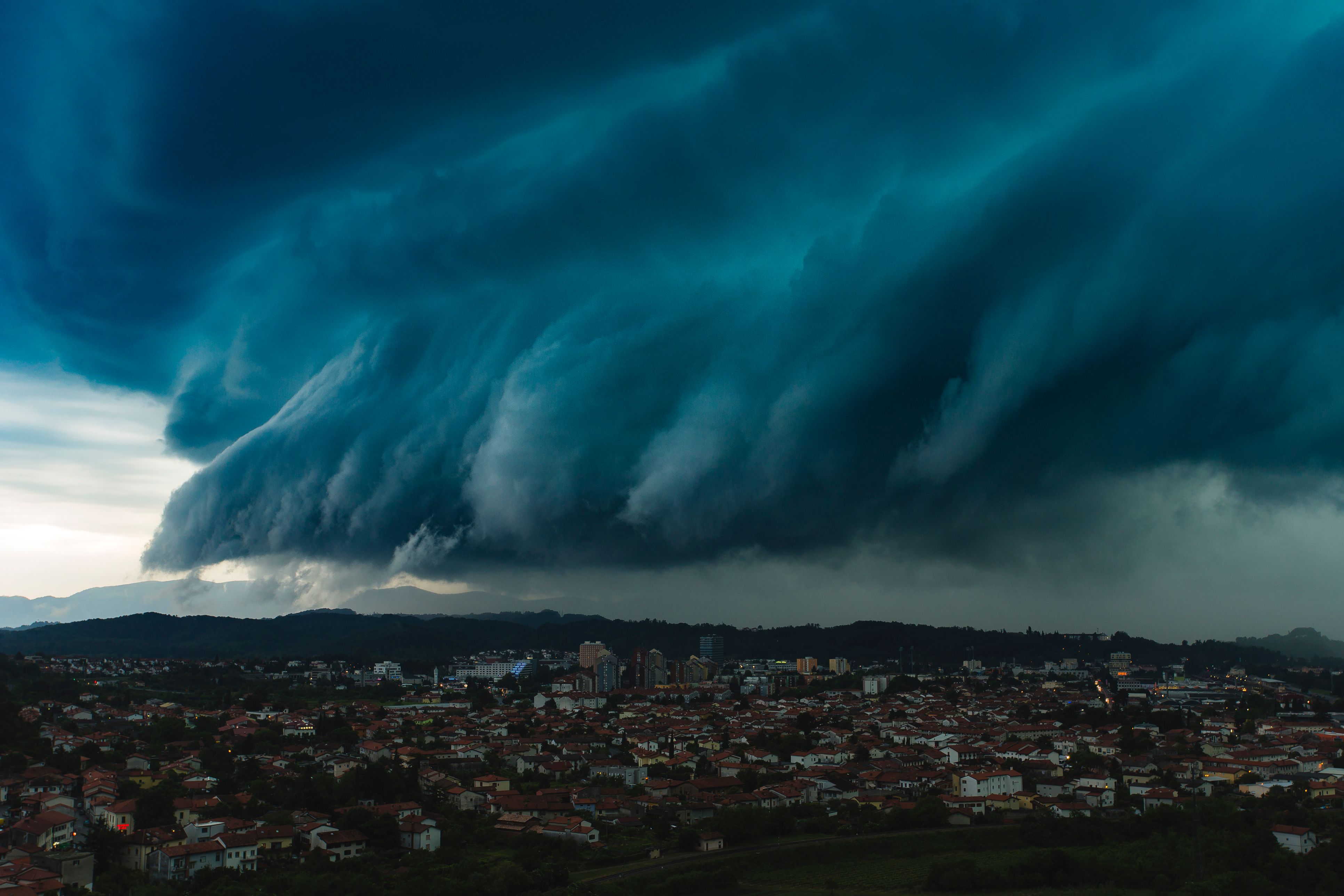 Schwerer Hagel und Gewitterböen steuern auf Österreich zu.