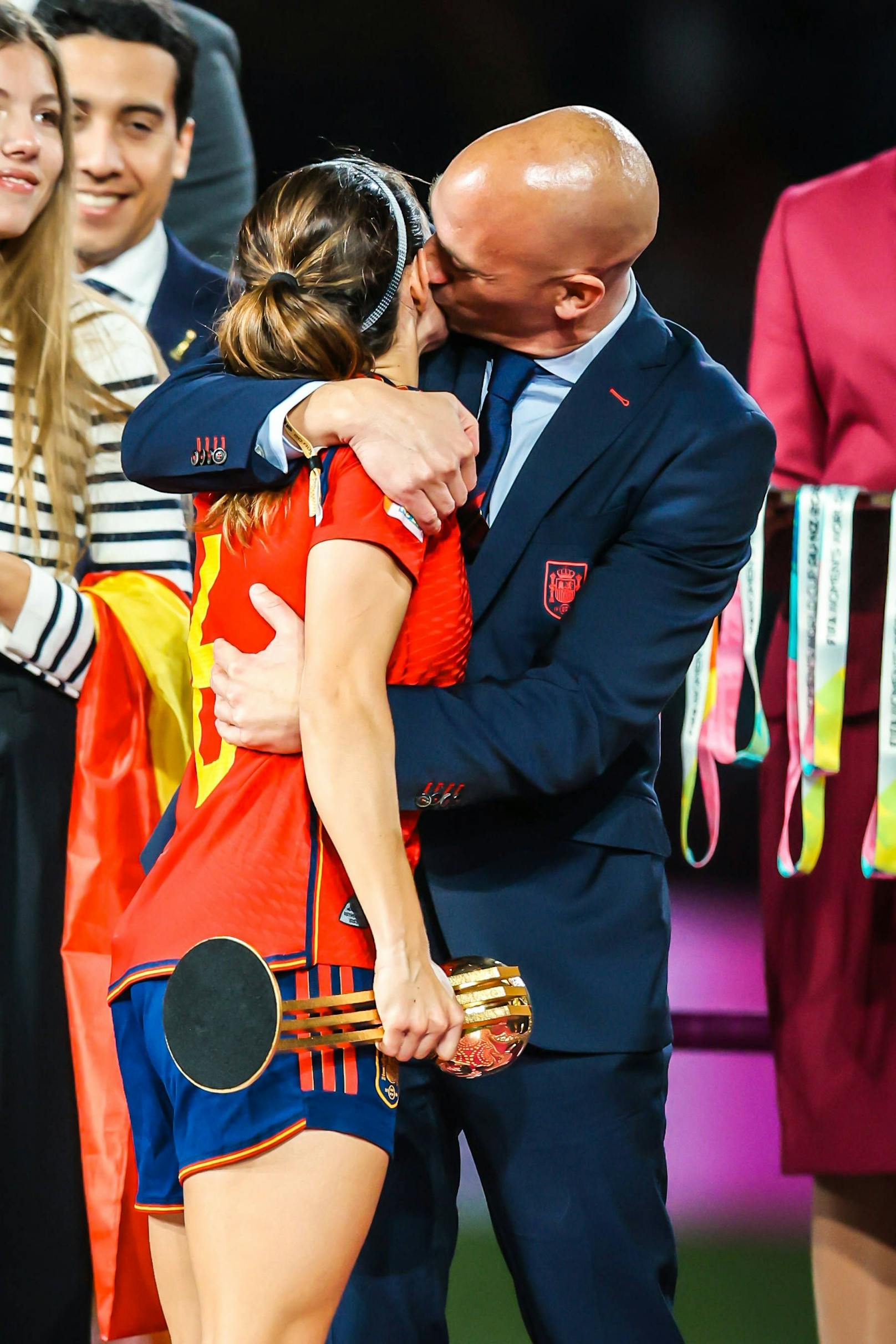 Verbandspräsident Luis Rubiales küsst die spanischen Spielerinnen.