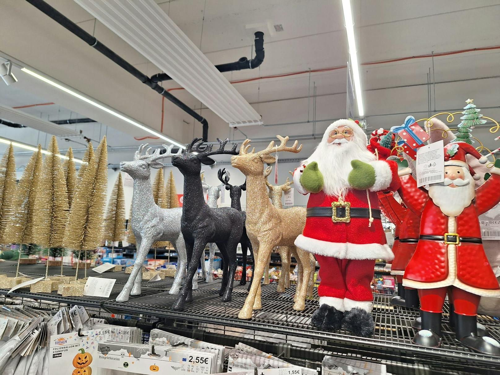 Tannenbaum, Rentier und Weihnachtsmann stehen in den Regalen.