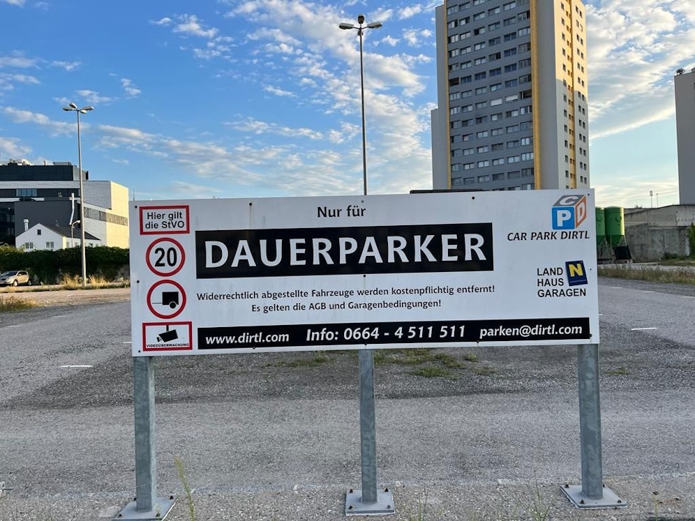 VCÖ rechnet vor: Wenn man alle in Österreich zugelassenen Autos nebeneinander parken würde, komme man auf eine Fläche von 10.800 Fußballfeldern.