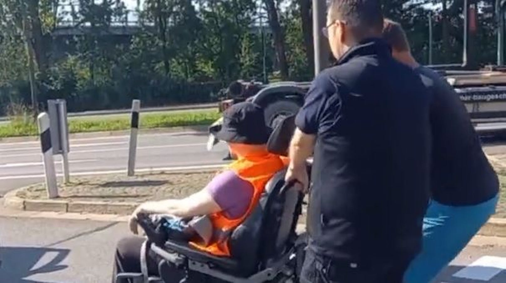 In Deutschland wurde ein Klima-Aktivist im Rollstuhl von der Straße gezerrt.