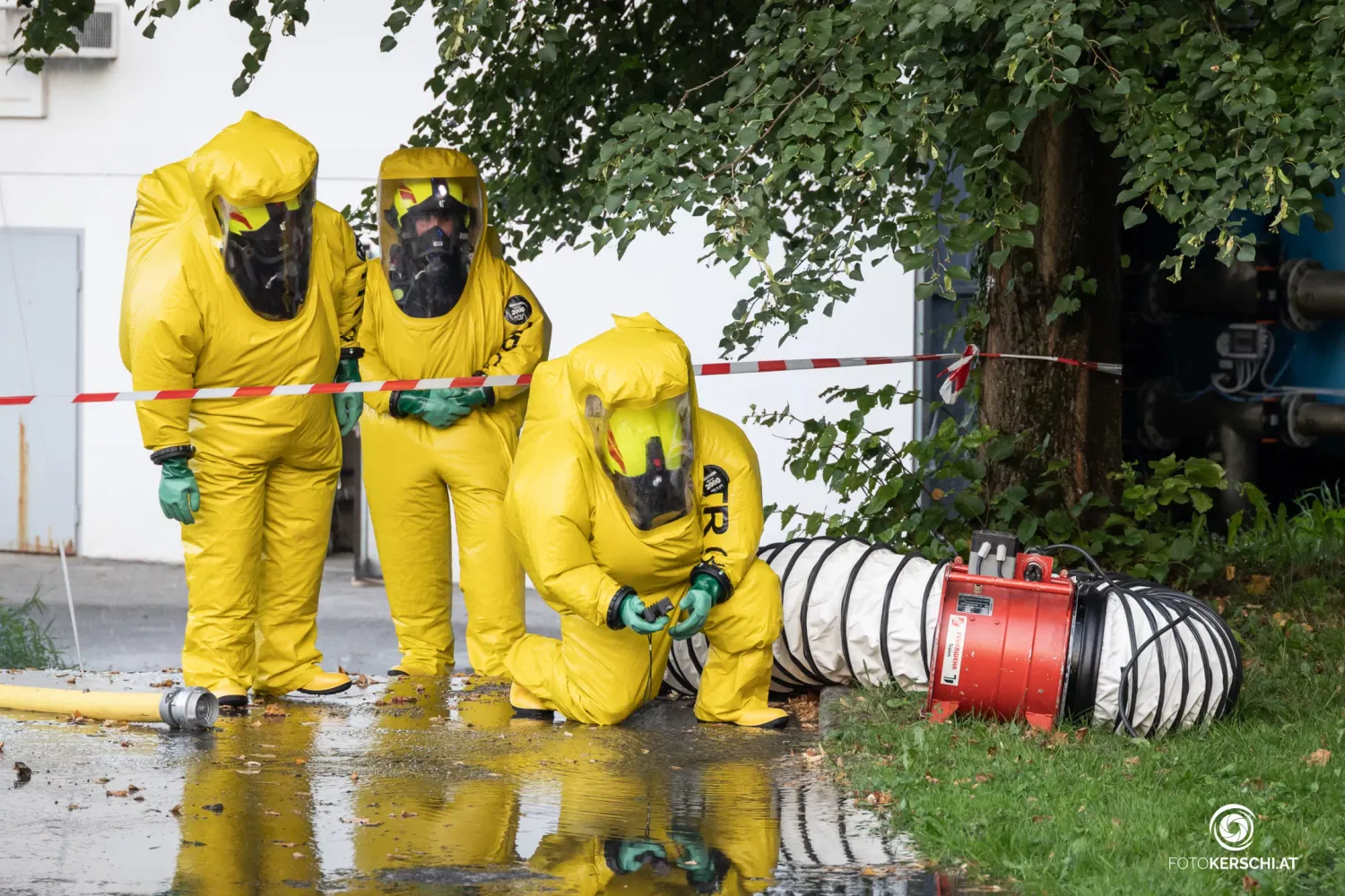 Eine Szene wie aus einem Katastrophenfilm: die Feuerwehr beim Einsatz im Freibad von Traun (Bez. Linz-Land).