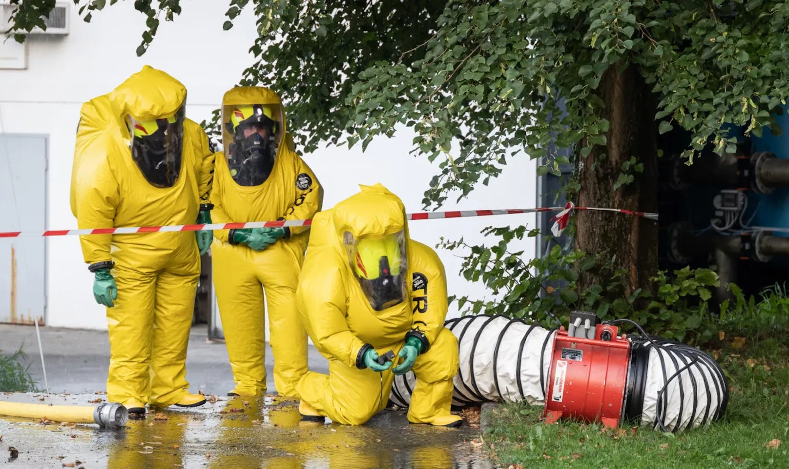 Eine Szene wie aus einem Katastrophenfilm: die Feuerwehr beim Einsatz im Freibad von Traun (Bez. Linz-Land).