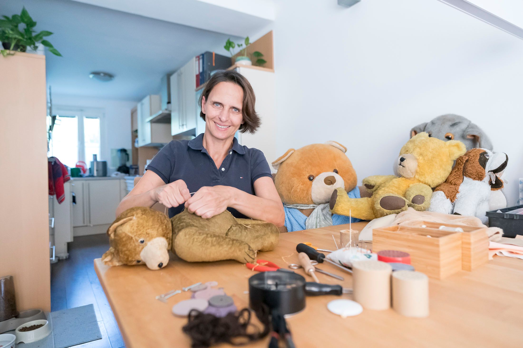 Mit Nadel und Faden operiert und repariert Teddy-Doktorin Sabine Billing Kuscheltiere.