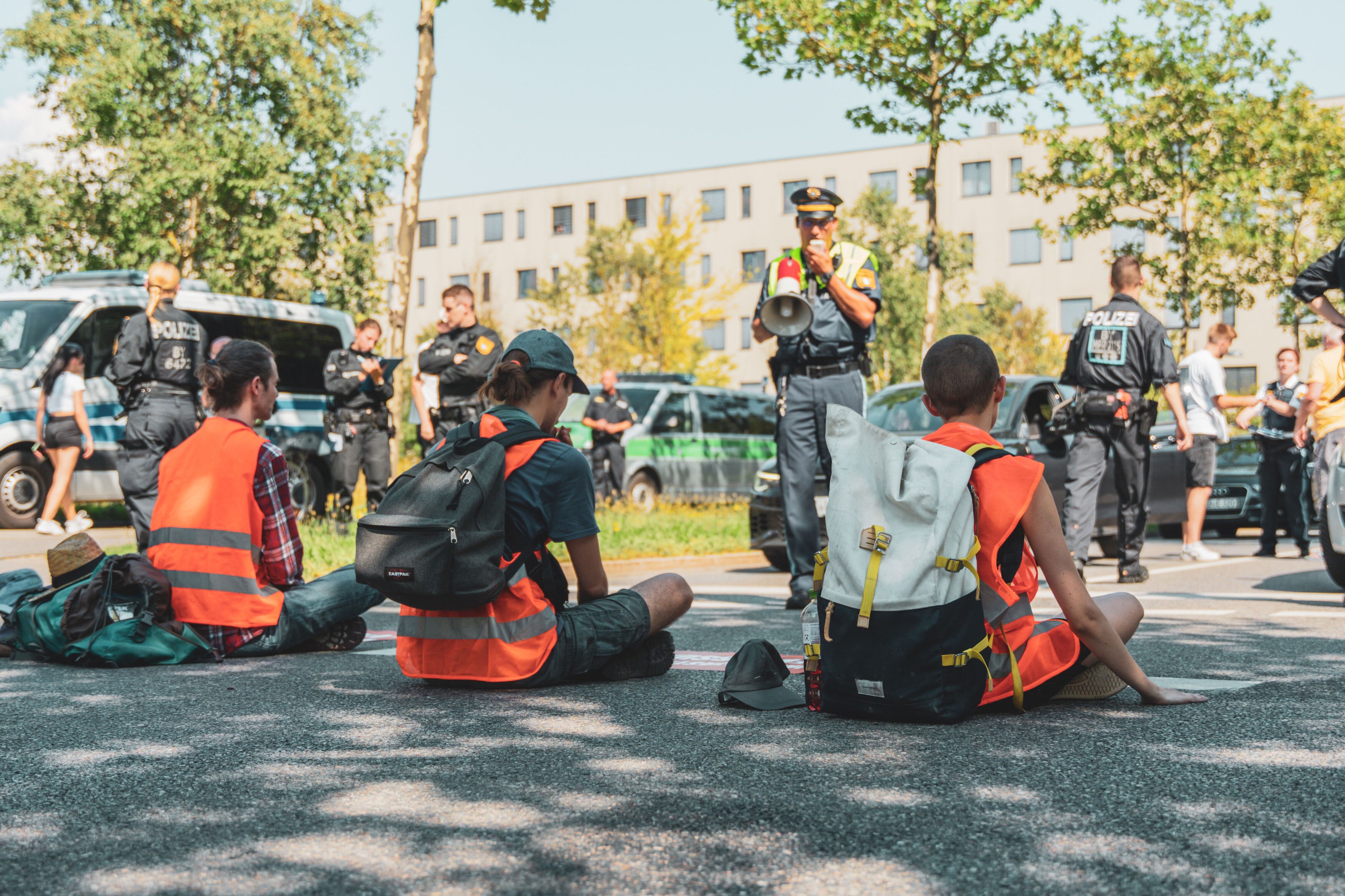Bei der Veranstaltung durften die Klima-Kleber eine Sitzblockade nachspielen.&nbsp;