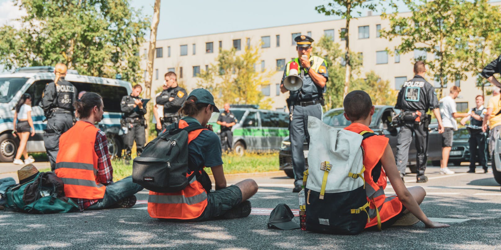 Bei der Veranstaltung durften die Klima-Kleber eine Sitzblockade nachspielen.&nbsp;