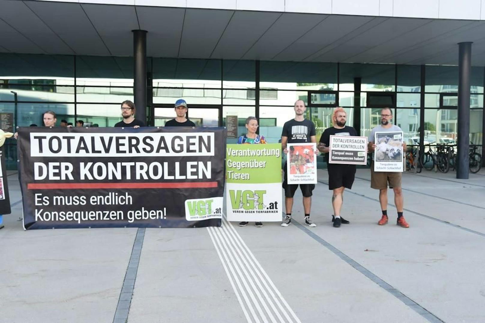 Vor dem Prozess stellten sich Tierschützer vor das Gericht in Korneuburg.