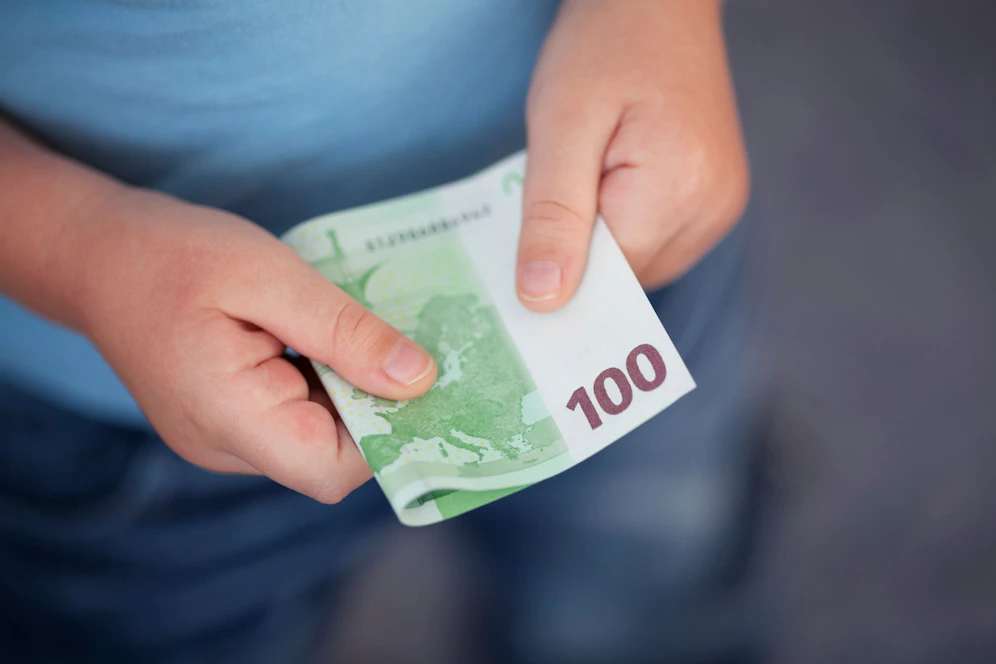 Der Einkauf für notwendige Schulsachen kann ordentlich ins Geld gehen. Betroffene können sich jetzt einen 100-Euro-Gutschein holen. (Symbolbild)