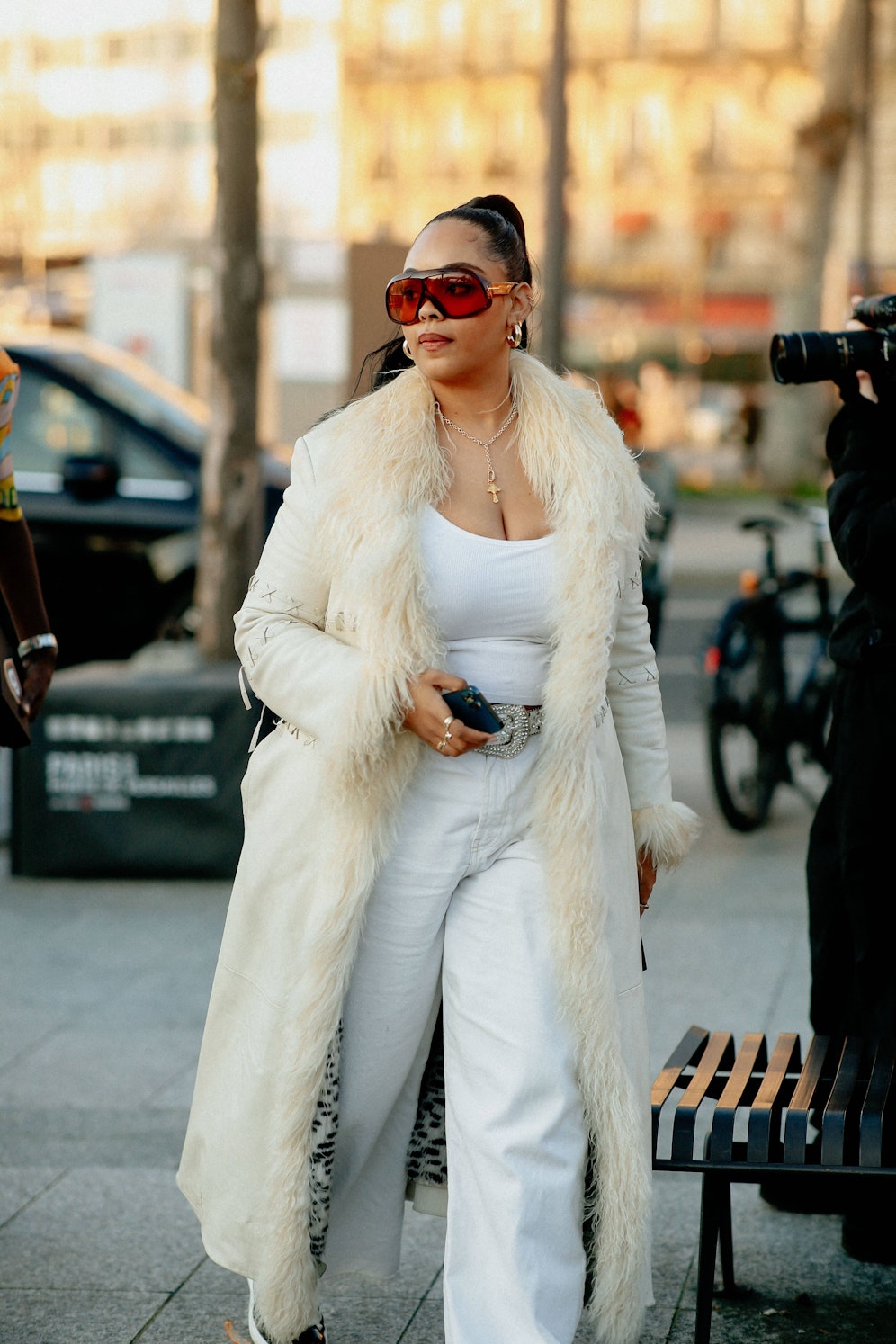 Stylistin Leah Abbott bei der Paris Fashion Week