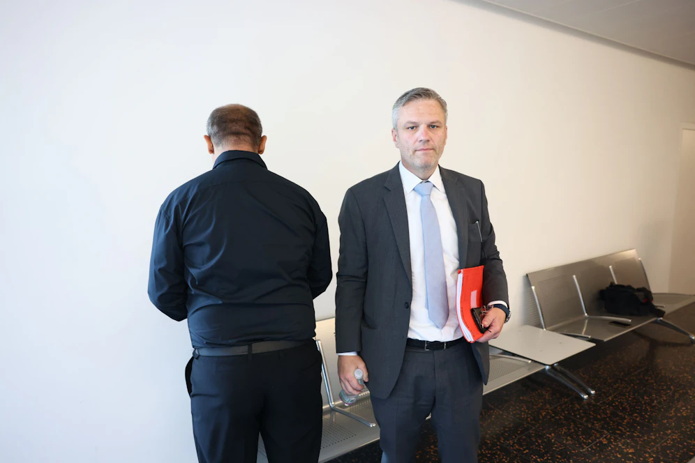Anwalt Manfred Arbacher Stöger (r.) mit dem Vater der verunglückten Dunija (5) vor Gericht