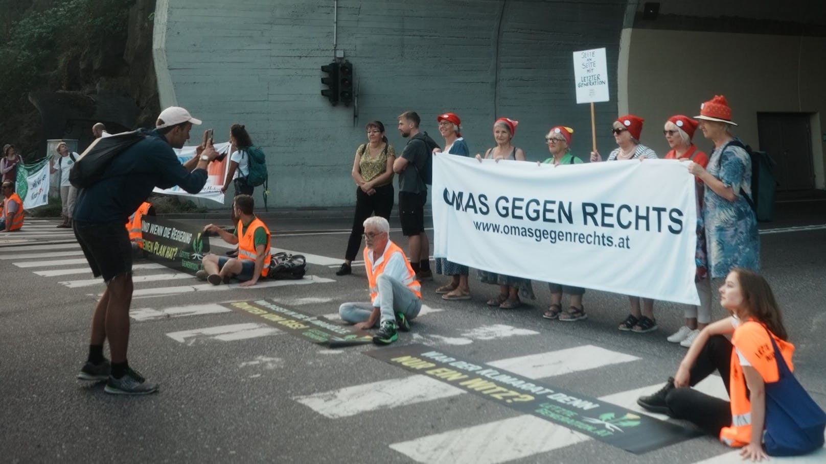 Am Dienstag behinderten mehrere Aktivisten der "Letzten Generation" den Linzer Morgenverkehr.
