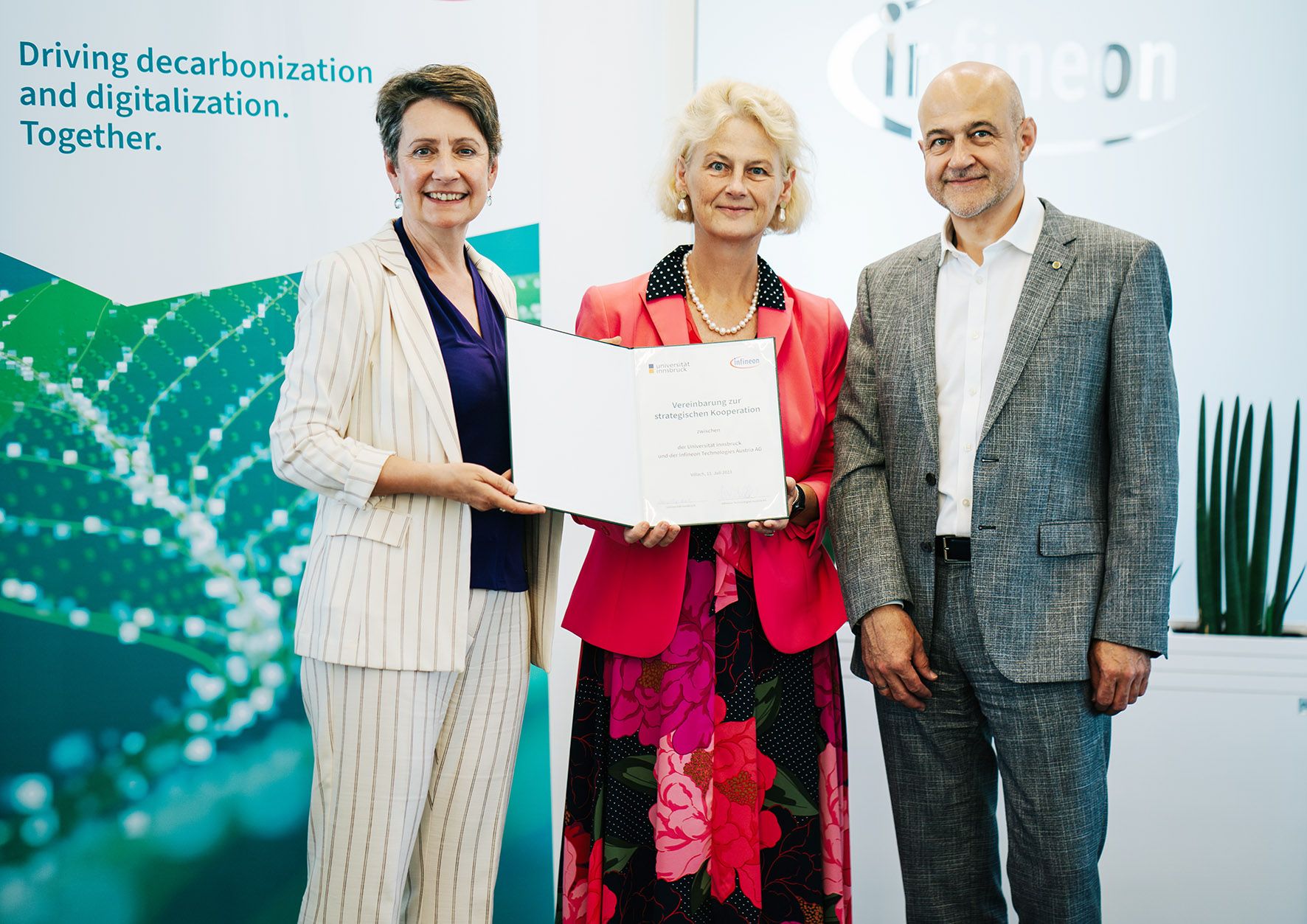 Sabine Herlitschka, Vorstandsvorsitzende der Infineon Technologies Austria AG;  Veronika Sexl, Rektorin der Universität Innsbruck und Gregor Weihs, Vizerektor für Forschung an der Universität Innsbruck.