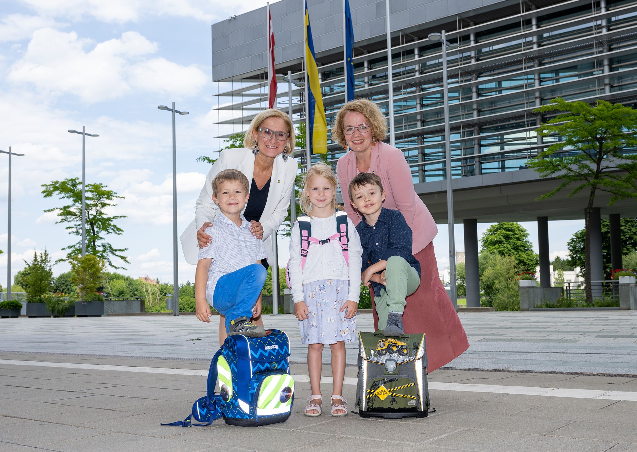 Landeshauptfrau Johanna Mikl-Leitner und Landesrätin Christiane Teschl-Hofmeister mit Theodor, Lea und Kristan, die sich schon auf die Schule freuen.