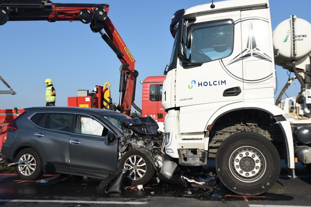Pkw-Lenker starb bei Crash mit Betonmischer.