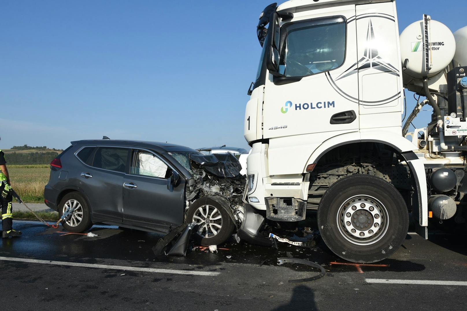 Auf der B60 im Bezirk Bruck krachte ein Pkw in einen Betonmischer.