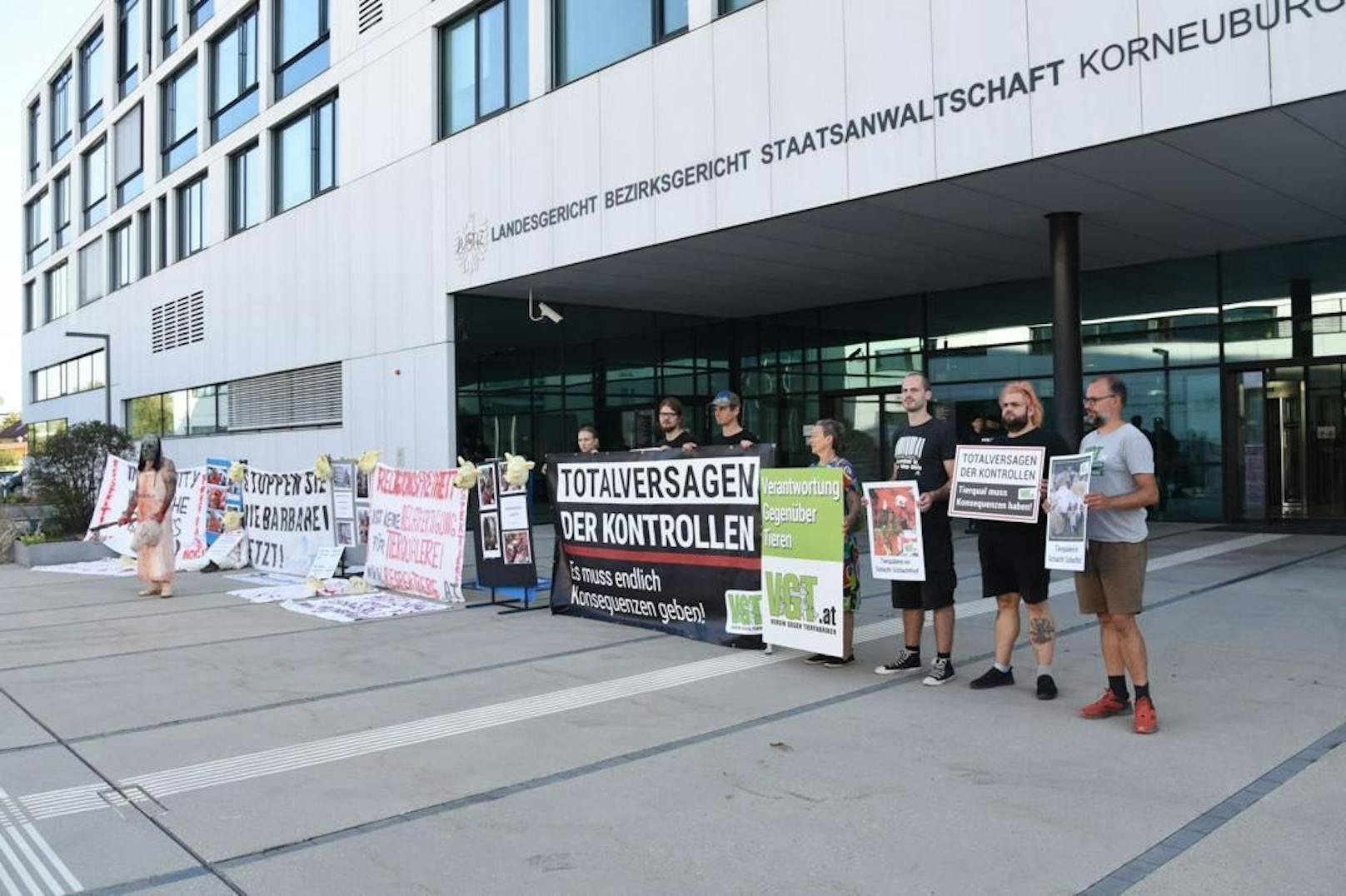 Tierschützer mit Plakaten vor Gericht