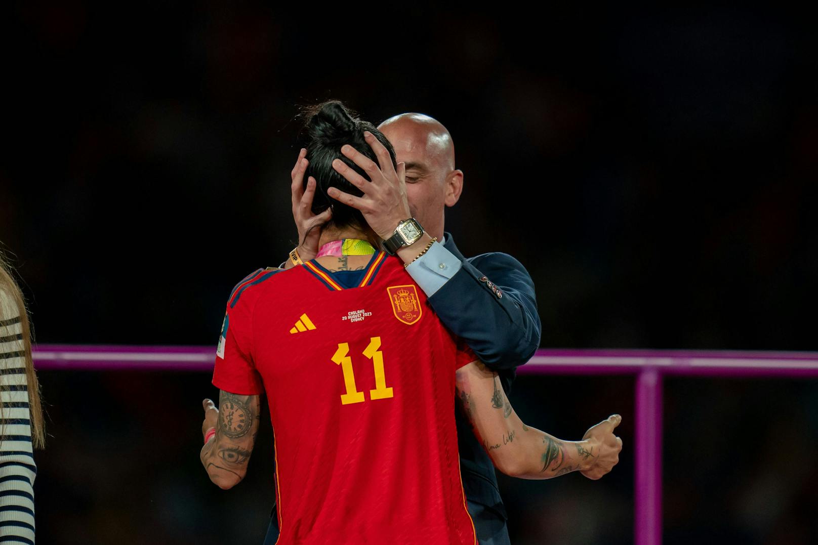 Verbandspräsident Luis Rubiales küsst Spielerin Jennifer Hermoso auf den Mund. 