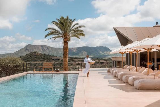 Die Lodge von Gmundner Keramik hat auch einen großen Pool für seine Gäste.