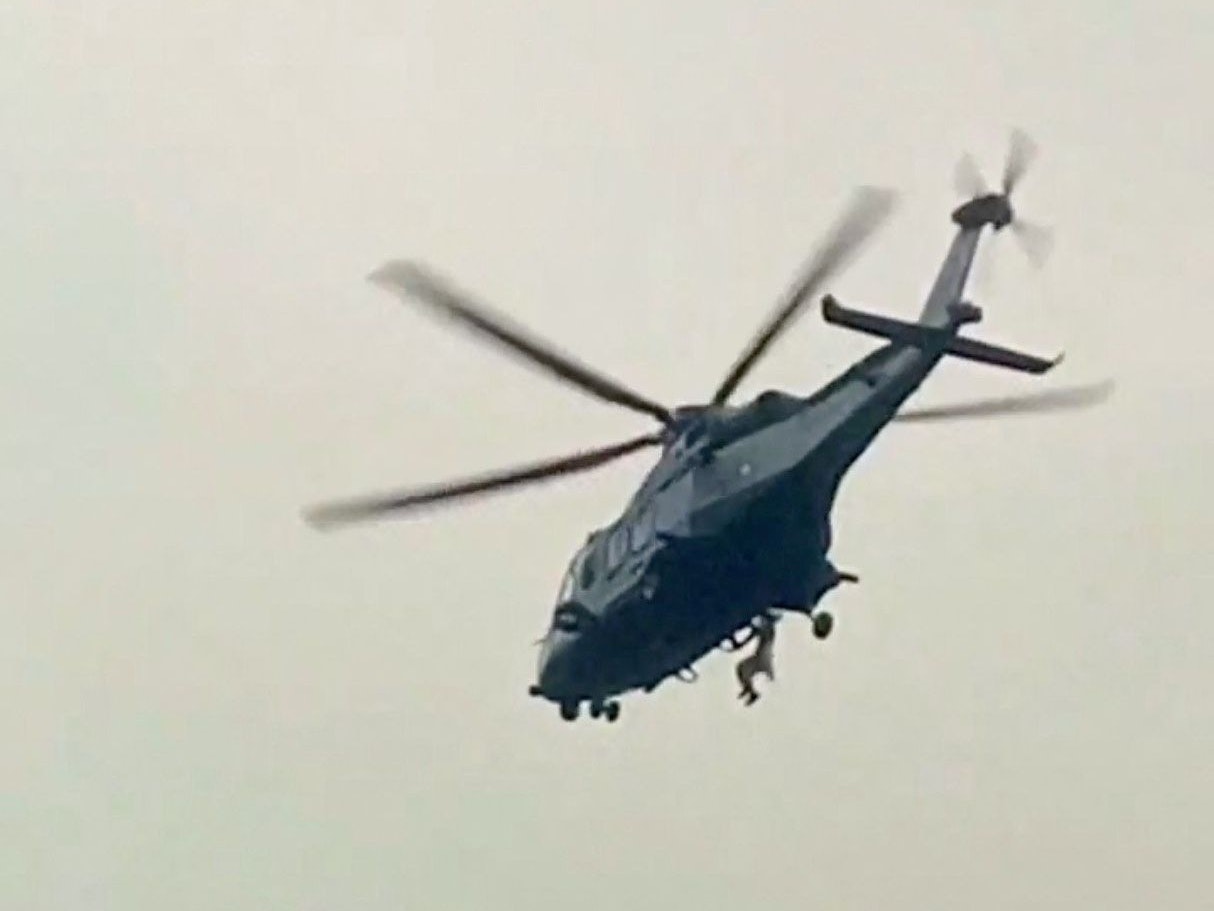 Mutige Einheimische hangeln sich an Seil zu den Kindern – alle gerettet.