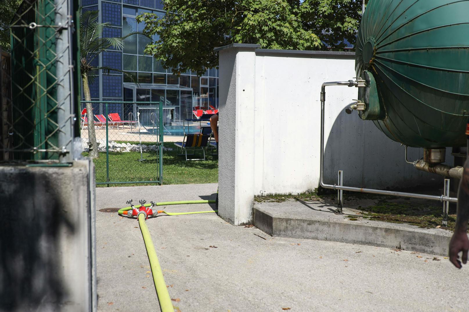 Als die drei Feuerwehren eintrafen, war der betroffene Außenbereich bereits durch die Mitarbeiter geräumt.