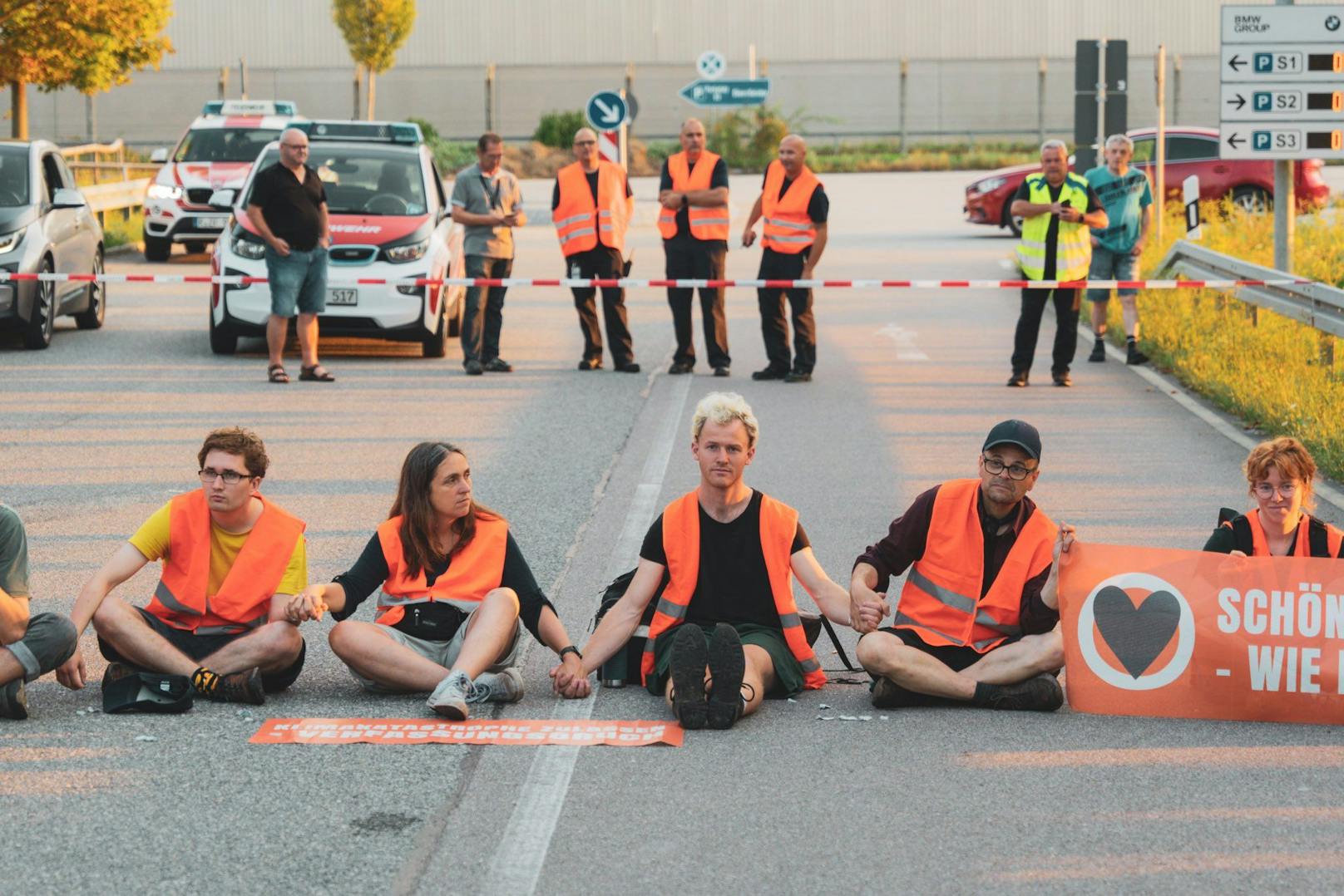Der Protest der "Letzten Generation" vor dem BMW-Werk.