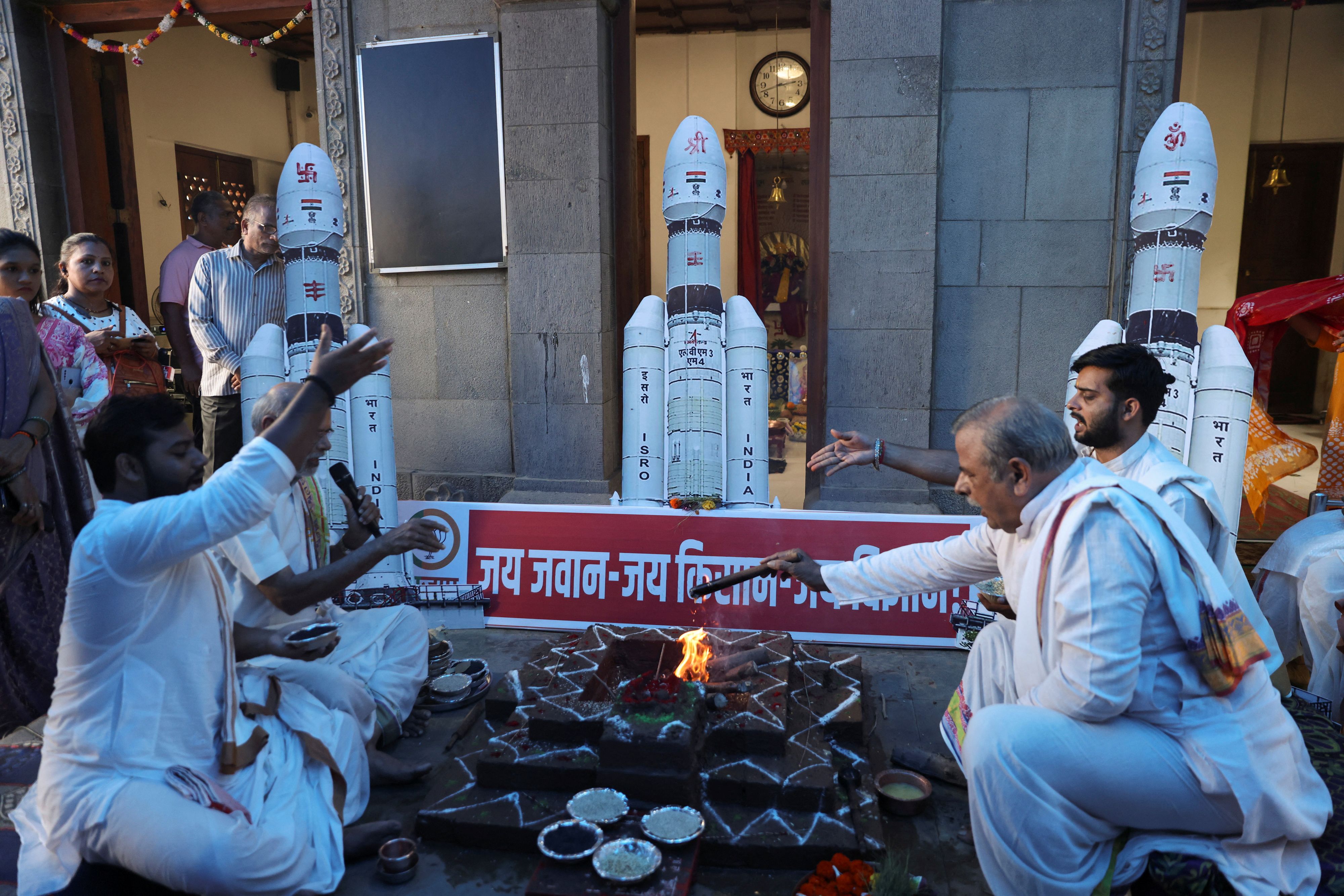 Priests and civilians perform a Hindu ritual to pray for the successful launch of the Chandrayaan 3 lunar exploration mission by the Indian Space Research Organisation (ISRO) at a temple in Mumbai, India, July 14, 2023. REUTERS/Francis Mascarenhas