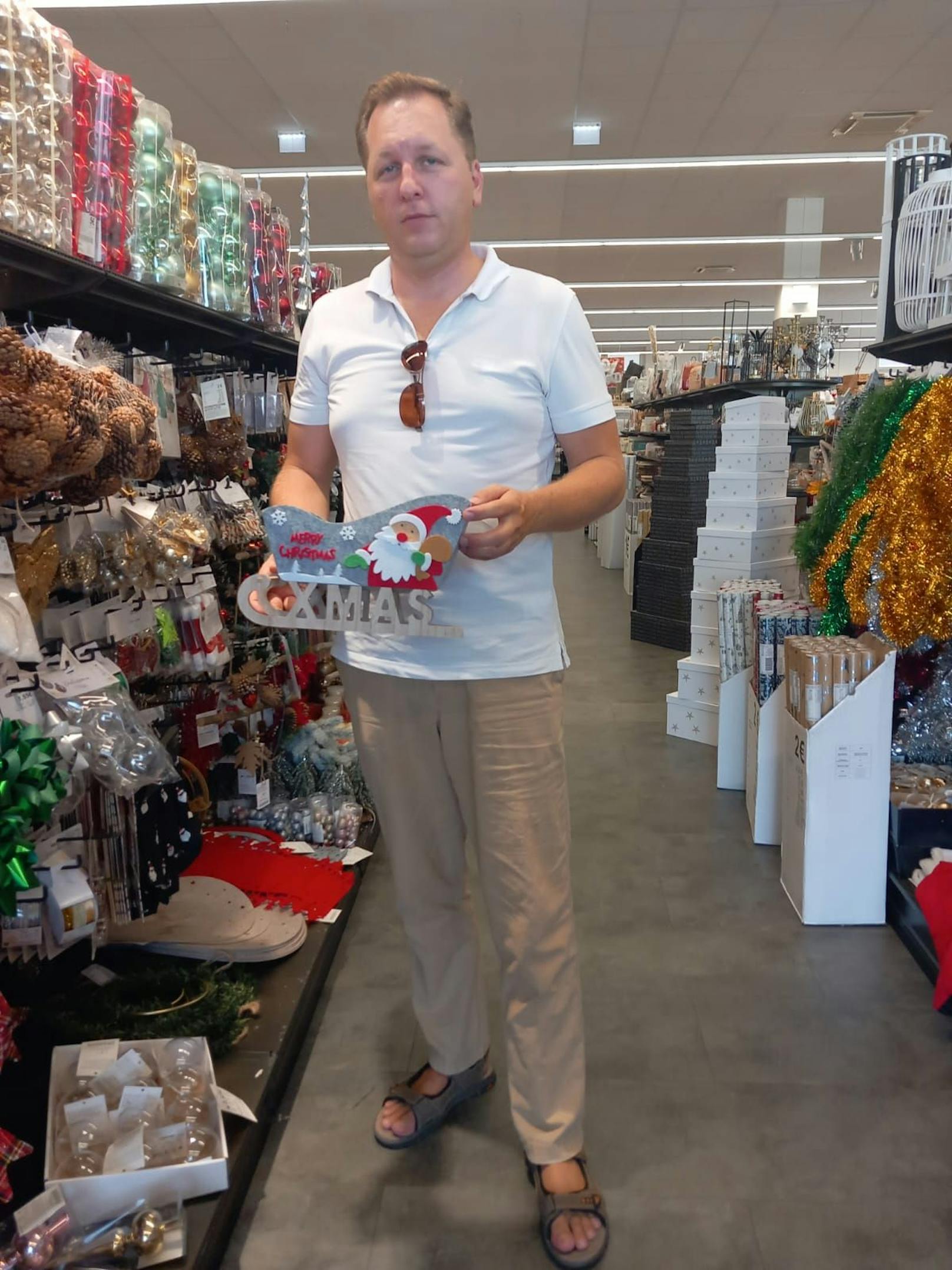 Mario Jaksch auf Weihnachtseinkauf mit Sonnenbrille und Sandalen