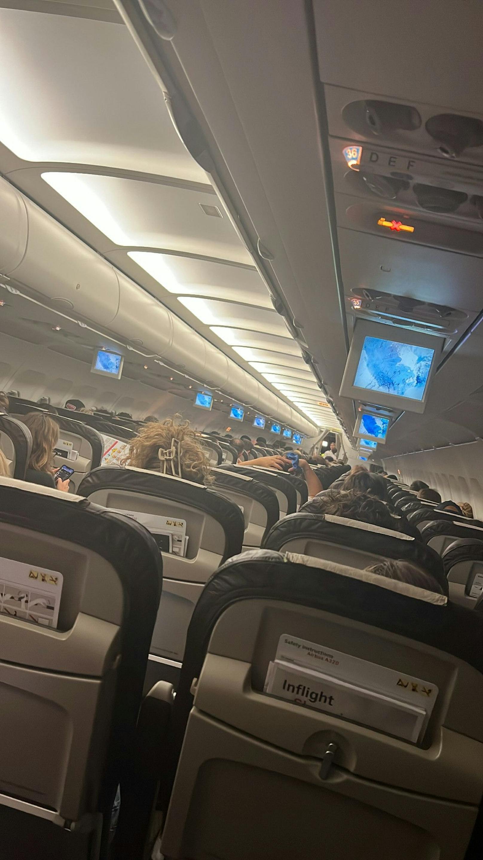 Flug wird gecancelt, weil Co-Pilot falsche Tür aufmacht