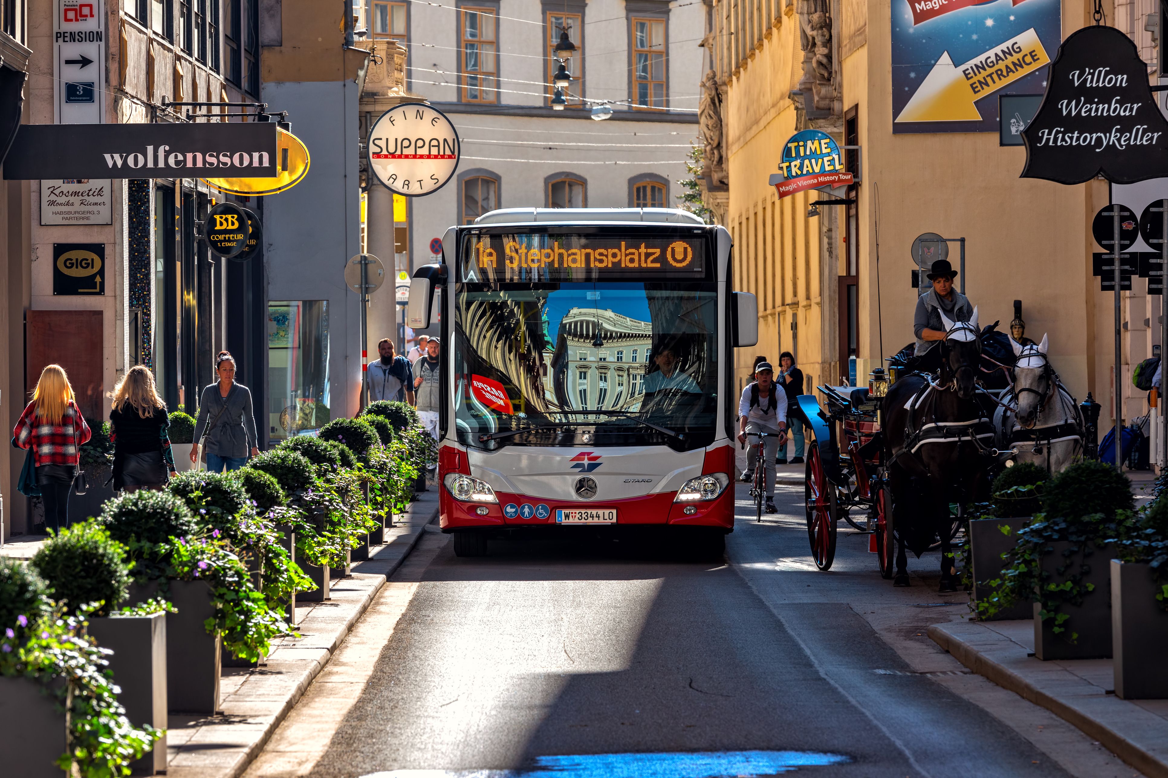 Ein Busfahrer der Wiener Linien musste am Dienstagabend die Polizei rufen. (Symbolbild)