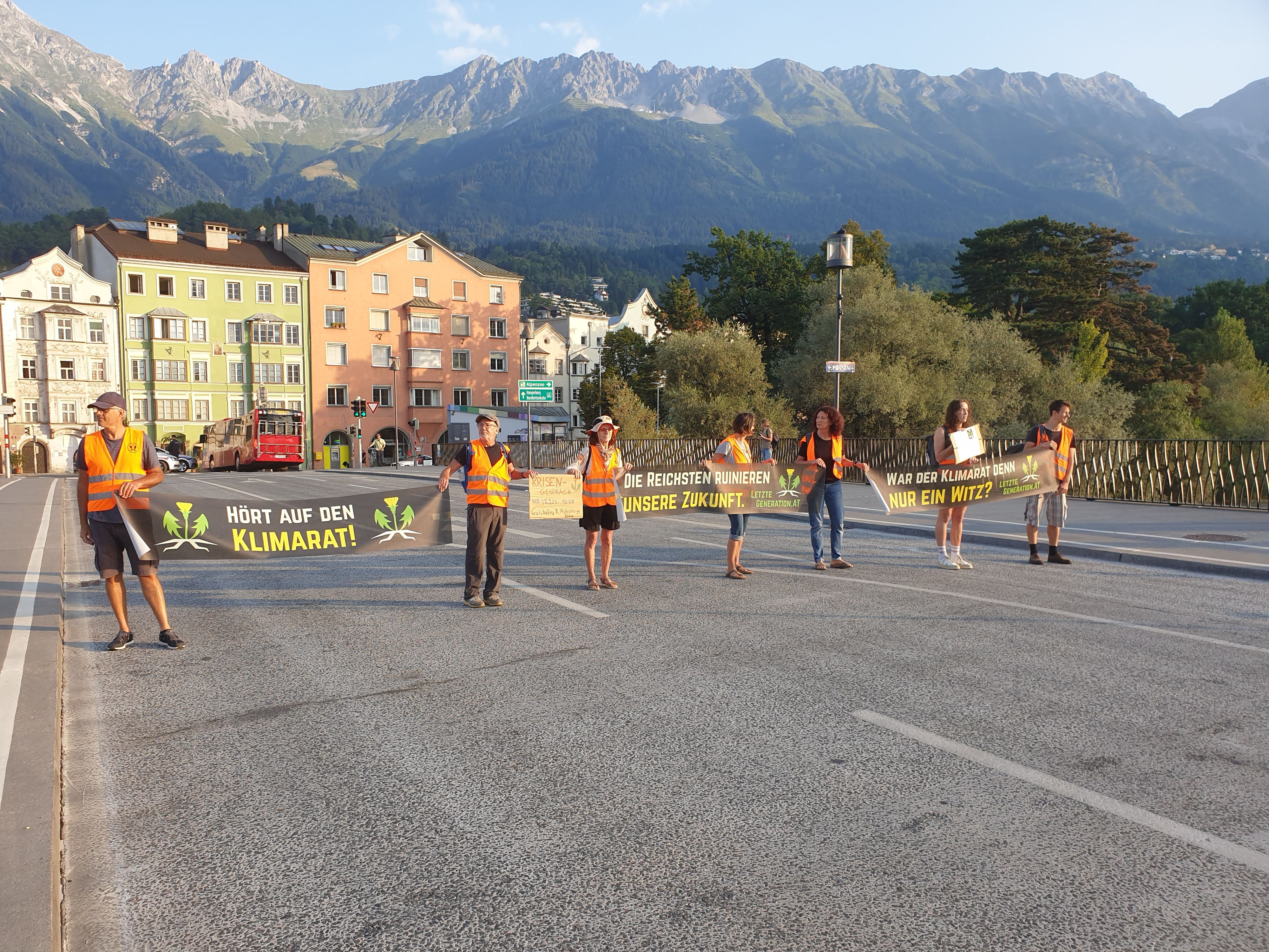 Klima-Kleber legen wichtigen Verkehrs-Hotspot lahm