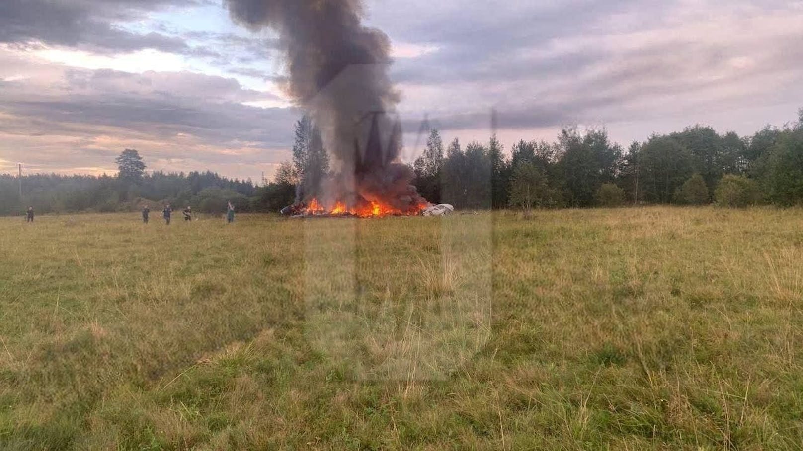 Mittwochnachmittag meldete Russland den Absturz eines Privatjets nördlich Moskaus. Erste Fotos vom Absturzort in der Nähe des Dorfes Kujenkino in der Region Twer zeigen das brennende Wrack.&nbsp;