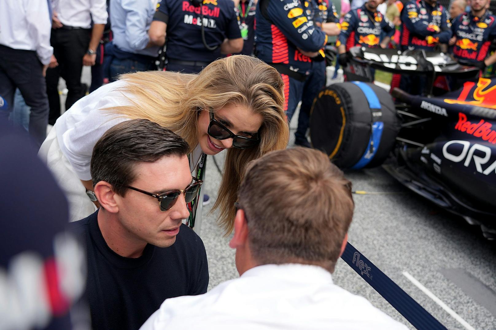 Mark Mateschitz und Victoria Swarovski neben der Red-Bull-Racing-Crew in Spielberg.