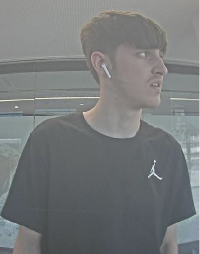 Zwei Fotos zeigen den mutmaßlichen Täter während der Behebungen. 