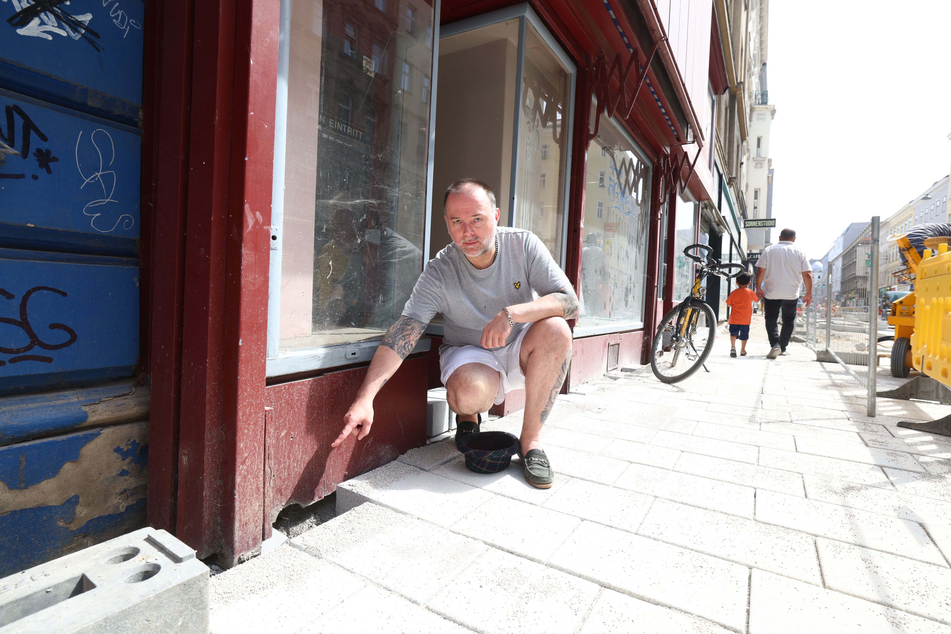 Besitzer Jörg zeigt den Schaden an der Fassade. 
