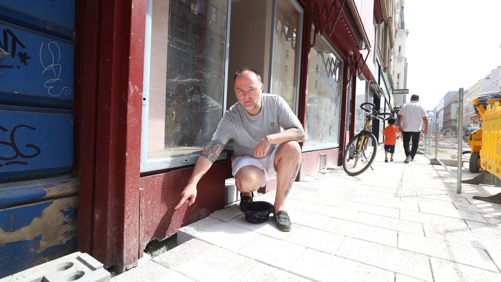 Besitzer Jörg zeigt den Schaden an der Fassade. 