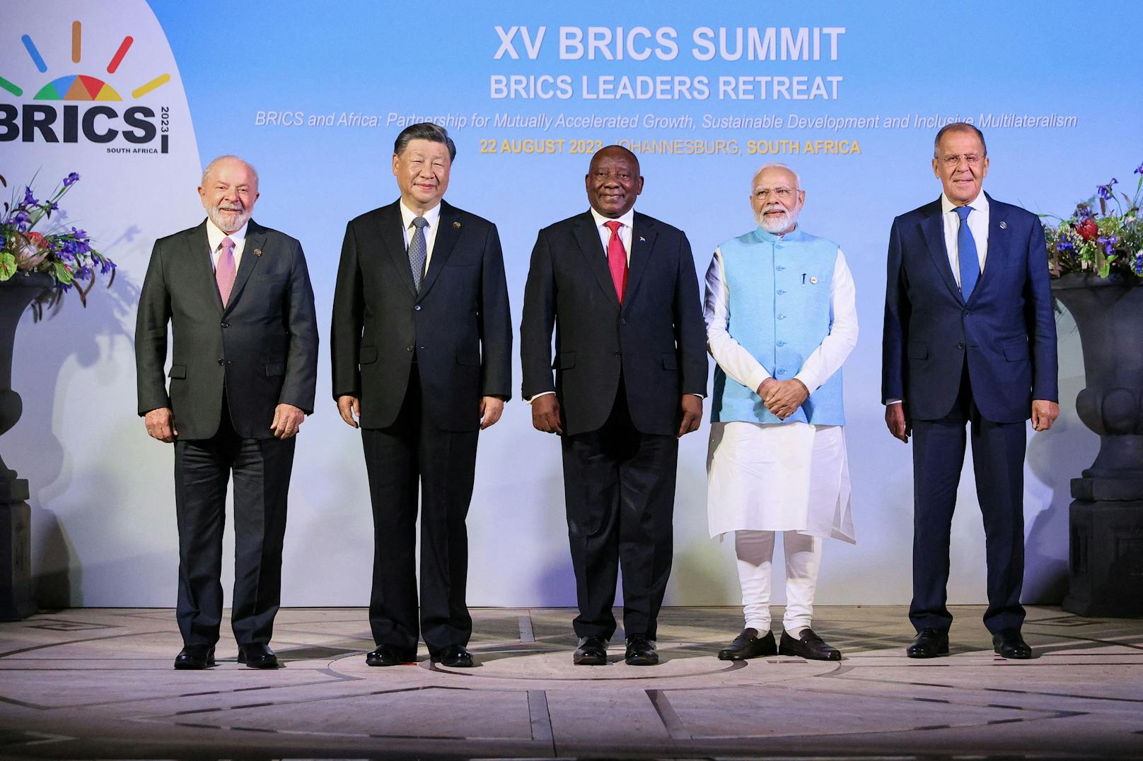 Brasiliens Präsident Luiz Inacio Lula da Silva, Chinas Präsident Xi Jinping, Südafrika Präsident Cyril Ramaphosa, Indiens Premierminister Narendra Modi und Russlands Außenminister Sergei Lawrow in Johannesburg. 