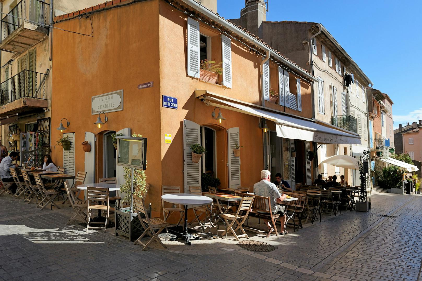 In einigen Restaurants in Saint-Tropez bekommt nicht jeder einen Tisch.