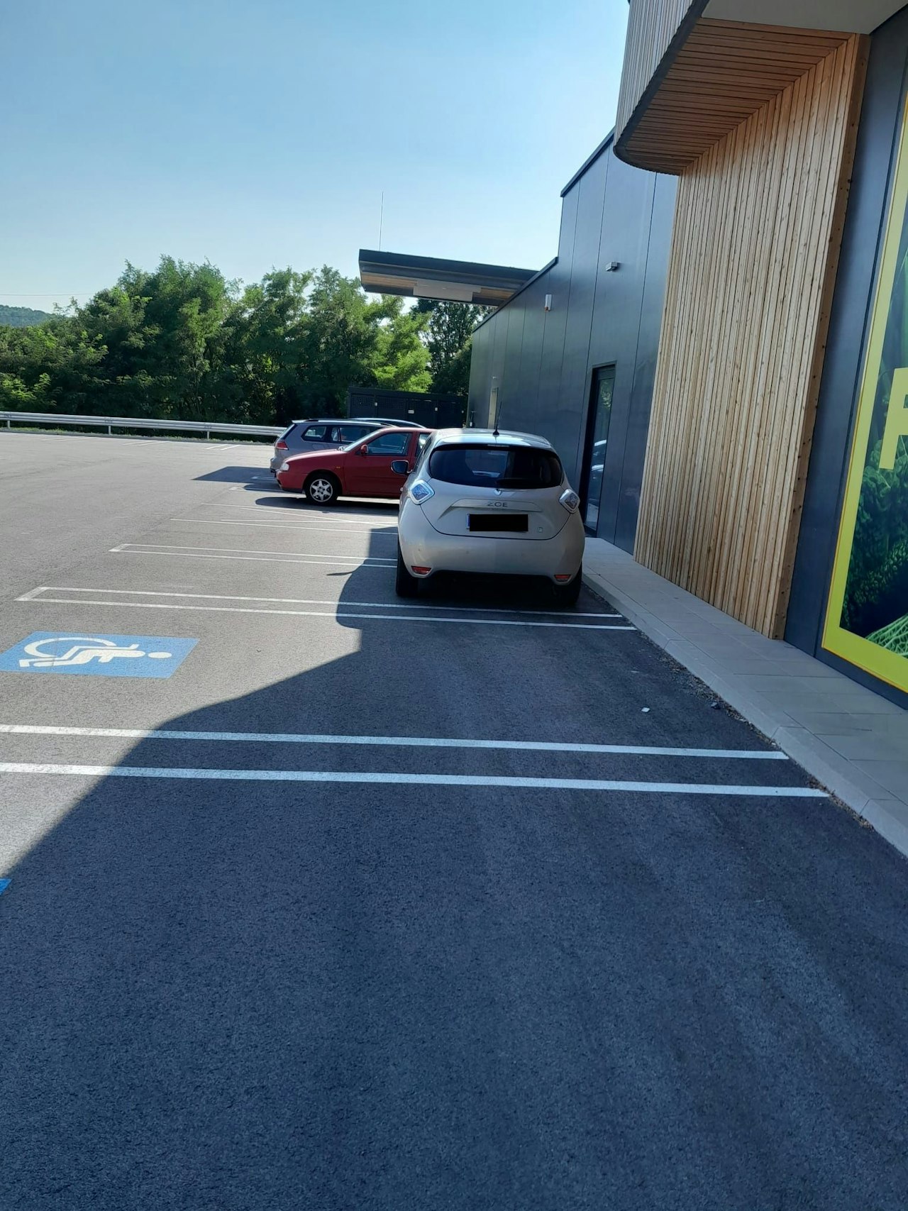Heute.at - Schattenparker blockiert gleich 2 Supermarkt-Parkplätze