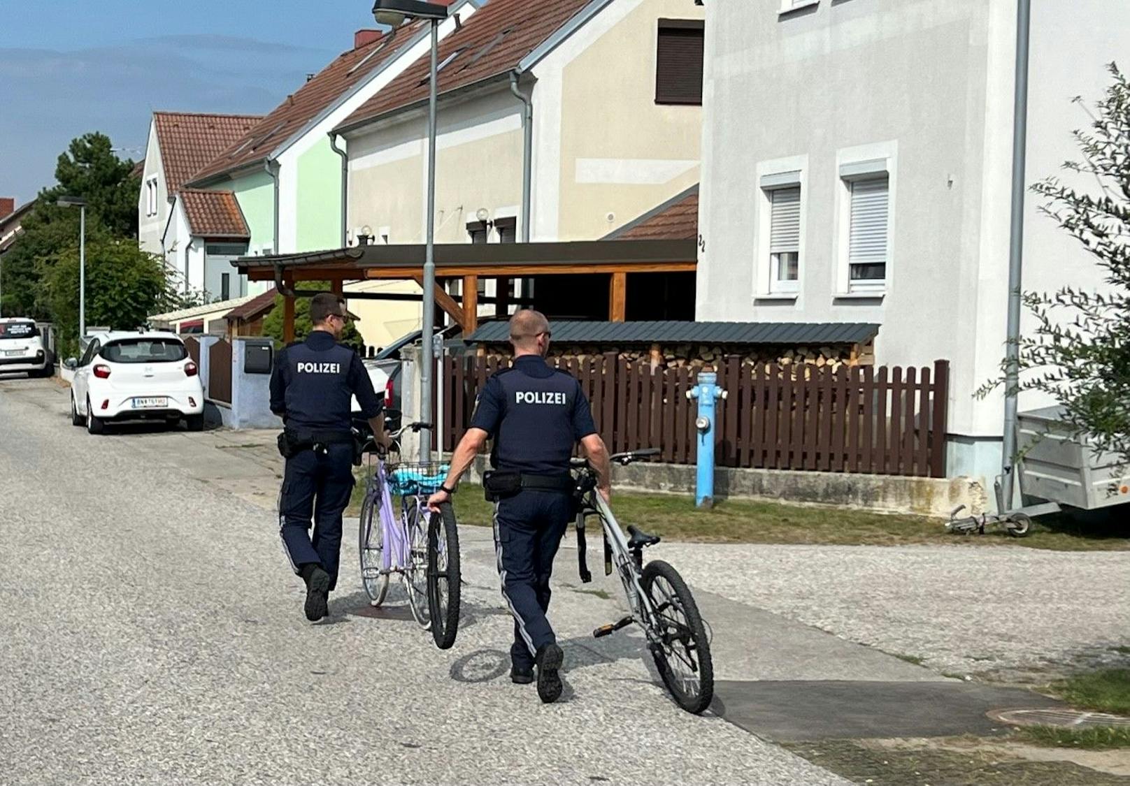 Polizisten brachten Bike weg.