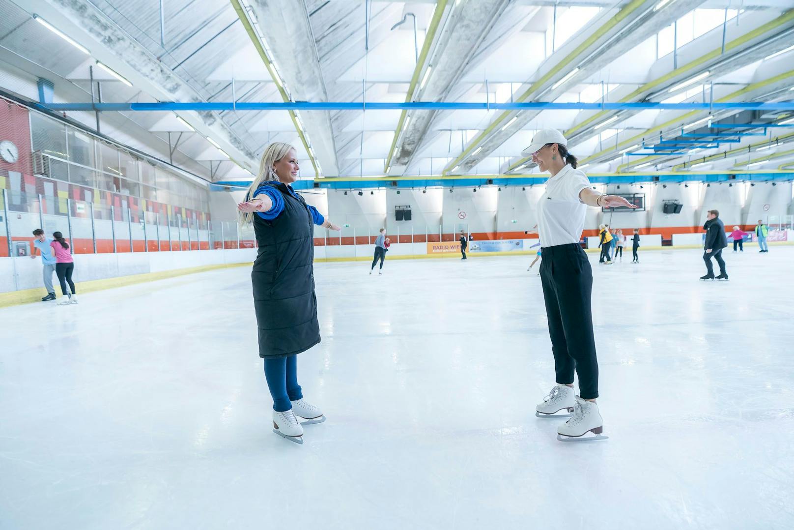 Trainerin Rafaela (links) trainiert hauptberuflich Menschen auf dem Eis. Ihr Tipp für Anfänger: Zwei, dreimal die Füße heben, wie beim Laufen, und dann gleiten"