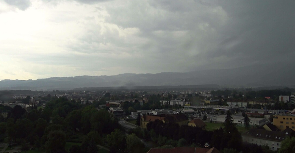 Innerhalb weniger Sekunden verdunkelte sich der Himmel – wie hier in Wolfsberg. Es gibt schwere Schäden.
