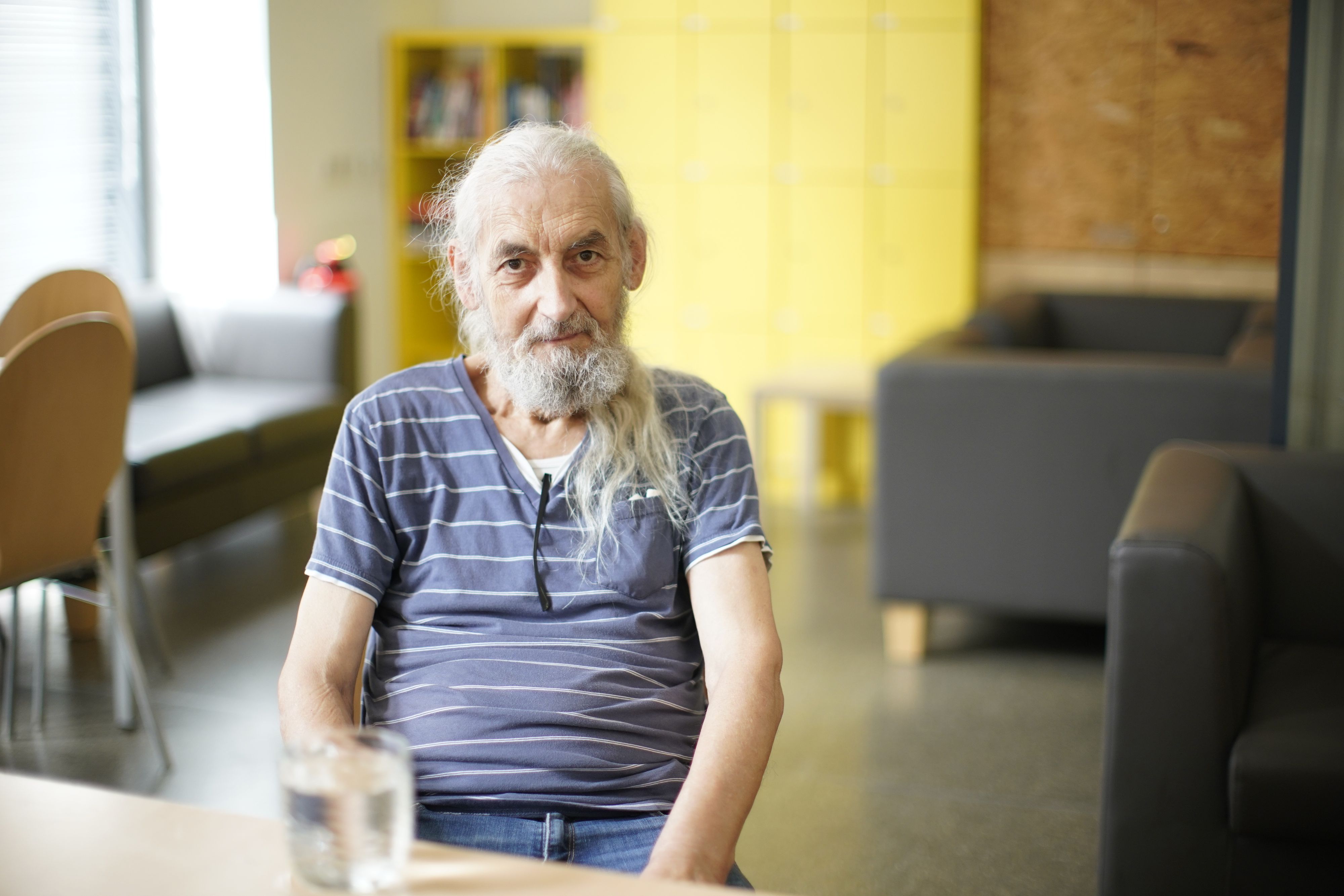 Alois (73) ist häufig im Tageszentrum der Caritas am Hauptbahnhof. Schläft er draußen, sucht er sich Verstecke, um sicher zu sein.